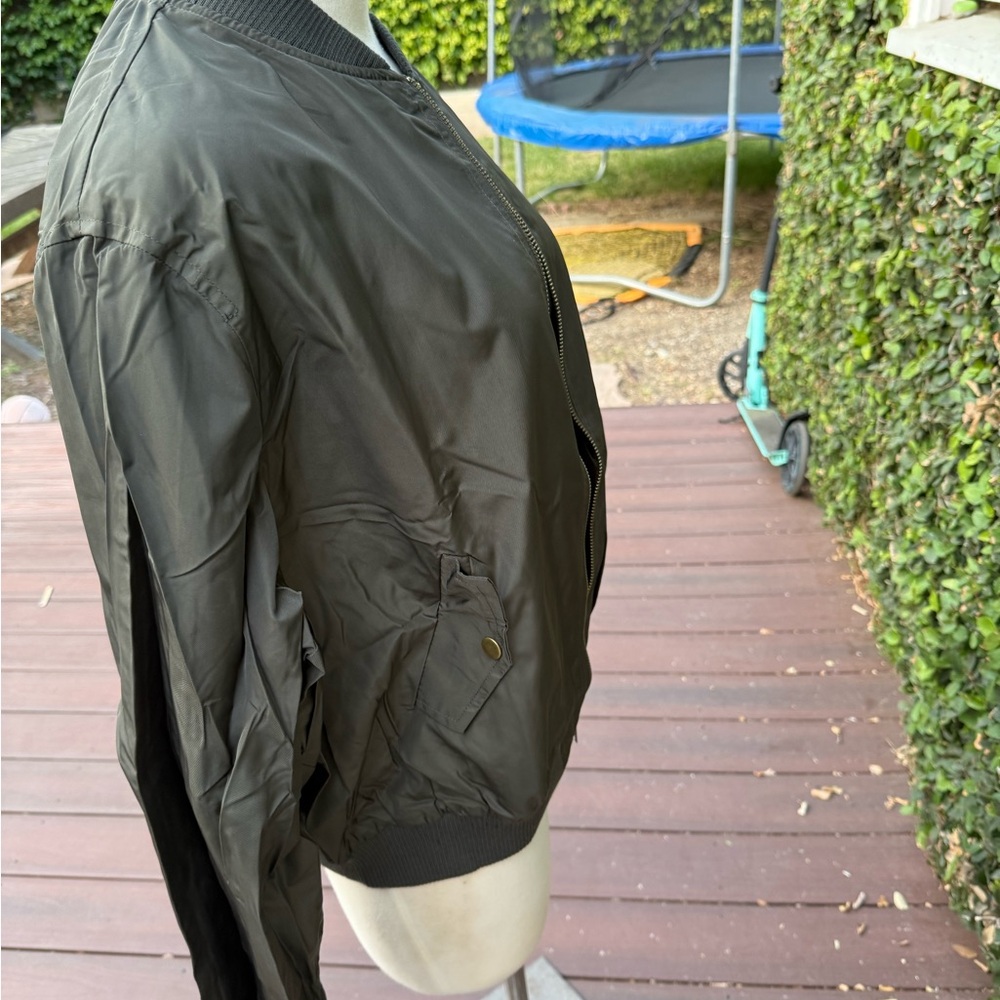 🔥🔥OFFER $15 DEAL ALERT🔥🔥Woman’s Olive Green Bomber Jacket XL - Picture 11 of 16